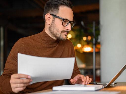 Dirigeant d'entreprise faisant sa déclaration des revenus 2025.