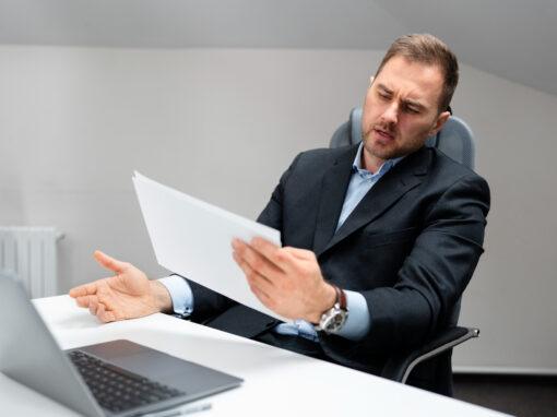 Dirigeant d'entreprise prenant connaissance des risques à sa non-conformité à la facture électronique.