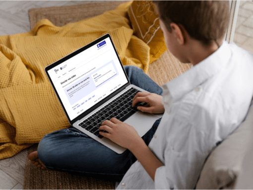 Personne consultant un portail numérique pour vérifier ses droits et aides sociales.