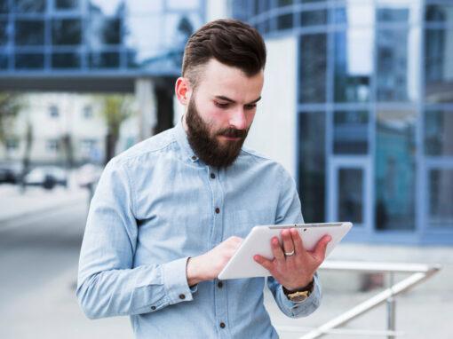 Entrepreneur vérifiant son e-reporting dans le cadre de la réforme de la facture électronique.
