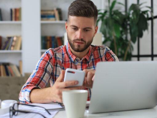 Entrepreneur vérifiant toutes les étapes de la facture électronique.