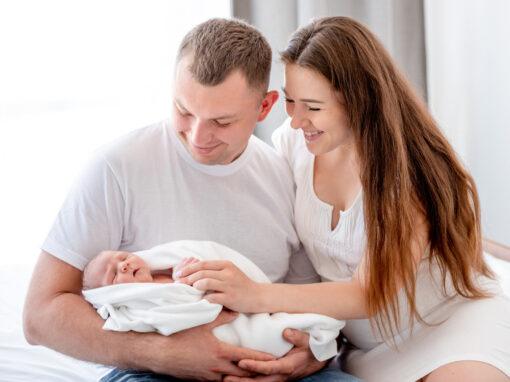 Jeunes parents avec leur nouveau-né illustrant le nouveau congé supplémentaire de naissance instauré en 2026.