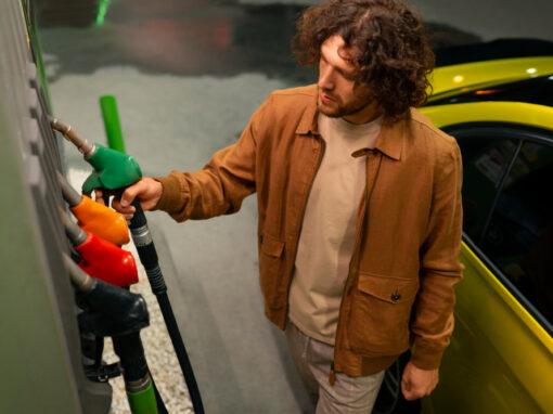 Conducteur utilisant son véhicule personnel dans le cadre professionnel pour illustrer l'aide carburant de 100 € destinée aux travailleurs modestes.