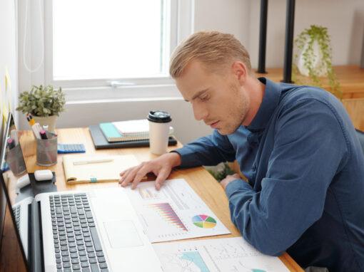 Chef d'entreprise analysant les indicateurs financiers et la trésorerie de son activité pour anticiper les risques économiques.