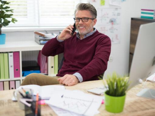 Dirigeant consultant le futur code APE de son entreprise sur un ordinateur avant l'entrée en vigueur de la réforme de 2027.