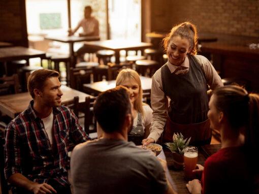 Collègues déjeunant au restaurant grâce aux titres-restaurant de leur entreprise.